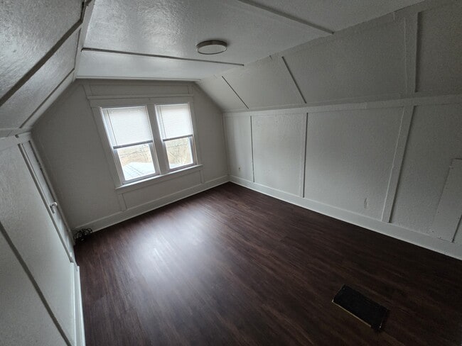 Building Photo - 615 Pekin Ave