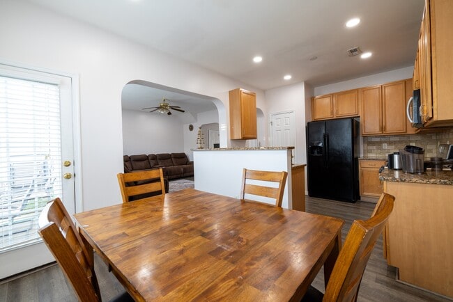 Building Photo - 305 Jamerson Ct