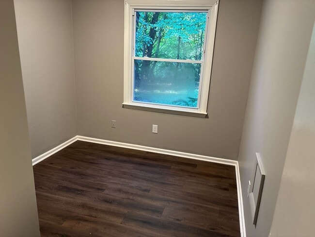Building Photo - Quaint 3 bedroom/1  and 1/2 bath Winston S...