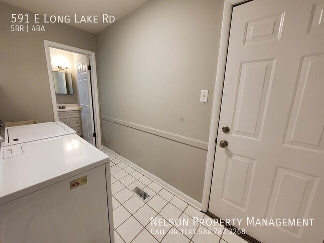 Building Photo - 591 E Long Lake Rd