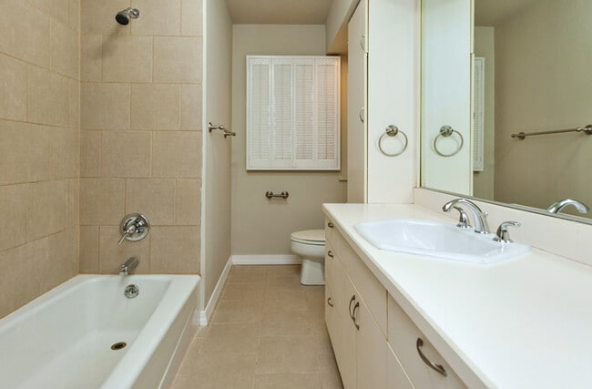 Building Photo - Spacious 4 bedroom 2 bathroom home