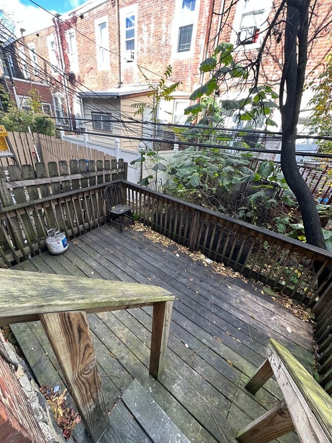 Building Photo - Newly Renovated 3 Bed/1 Bath Rowhome