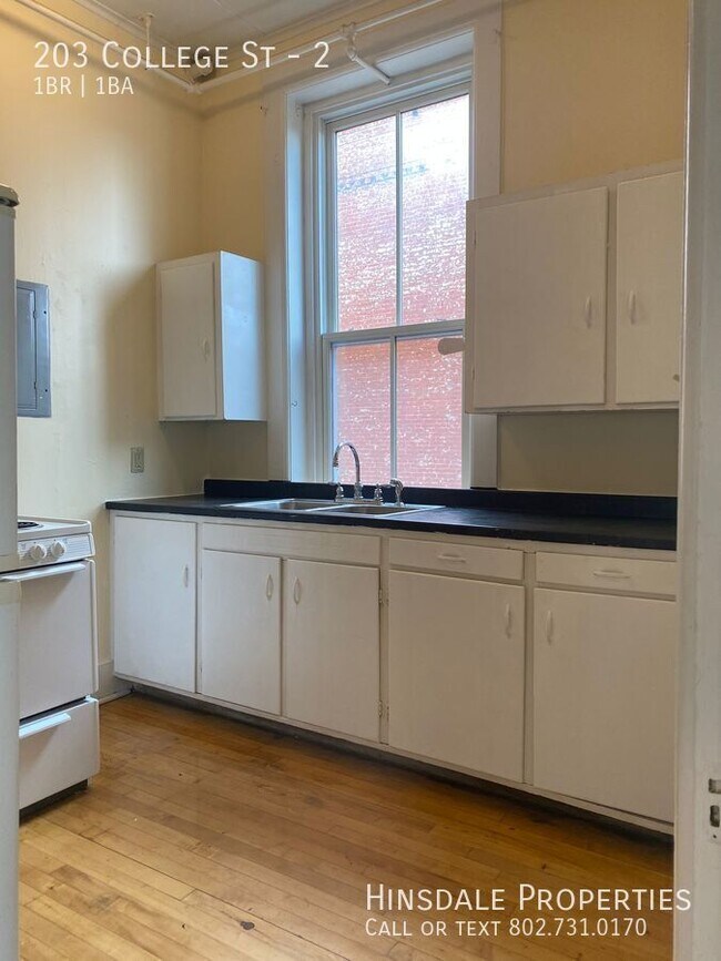 Building Photo - 203 College St