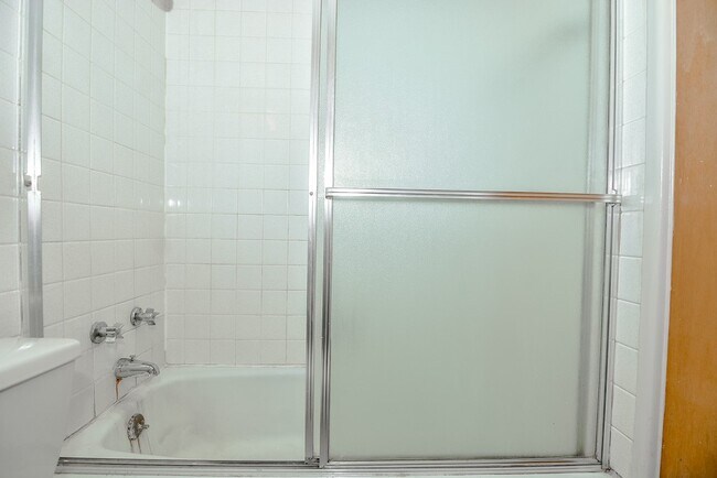 Building Photo - 665 W Wrightwood Ave