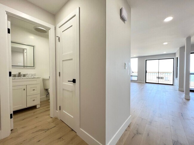 Building Photo - Beautifully Remodeled Condo with OCEAN VIE...