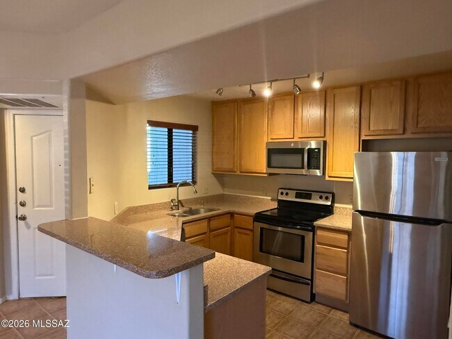 Building Photo - 5751 N Kolb Rd