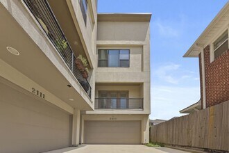 Building Photo - Modern 3-Bedroom Home in the Heart of Hous...