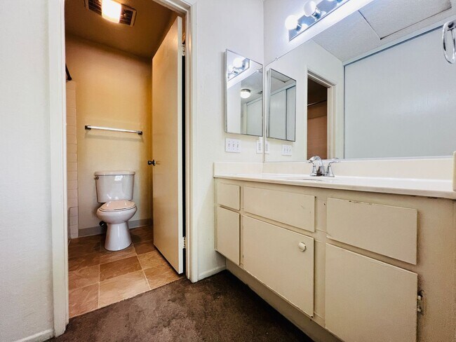 Building Photo - Mira Mesa Two Master Bedroom Upper Level Corner Condo