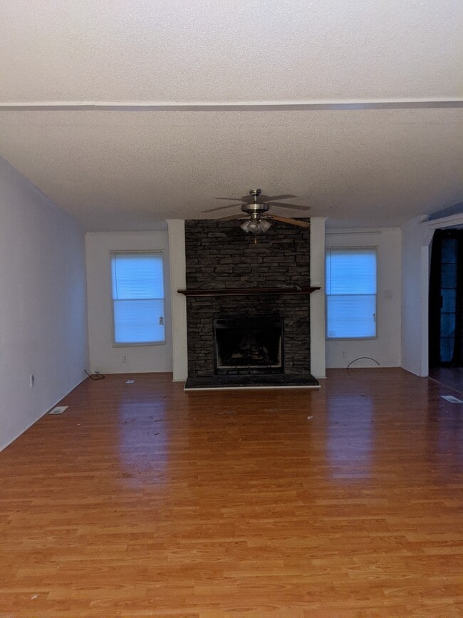 Building Photo - 110 Mallie Dr