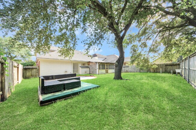 Building Photo - Spacious 4-Bedroom Home with Private Office & Room for Everyone!