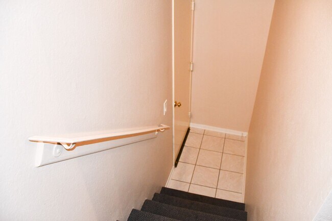 Building Photo - Newly remodeled and updated