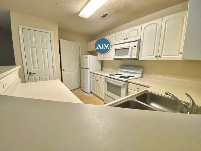 Building Photo - Spacious Third-Floor Condo at The Estate a...