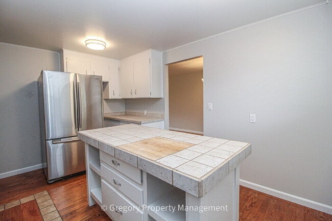 Building Photo - Charming, Well Maintained 4 Bedroom, 2.5 Bathroom Bothell Area Home in Northshore S.D. Spacious F...