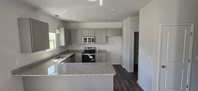 Building Photo - **** READY TO MOVE IN NOW ****
