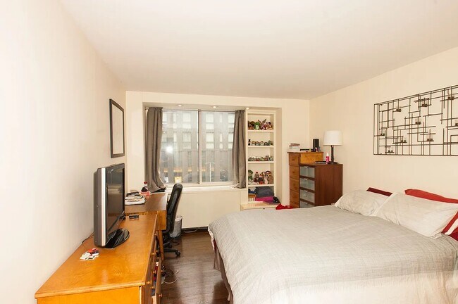 Building Photo - 275 Greenwich St