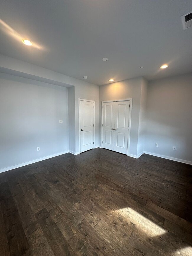 Building Photo - Beautifully Renovated 4 Bed/ 3.5 Bath With Rooftop!
