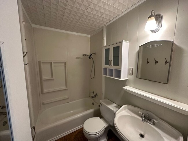 Building Photo - Central Location