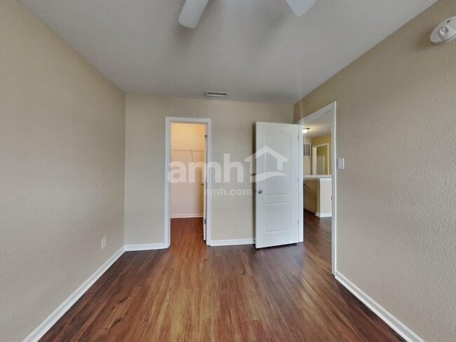 Building Photo - 1622 Carriage Cir