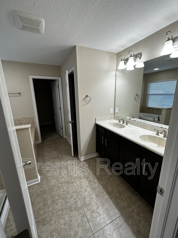 Building Photo - 11875 77 Ct