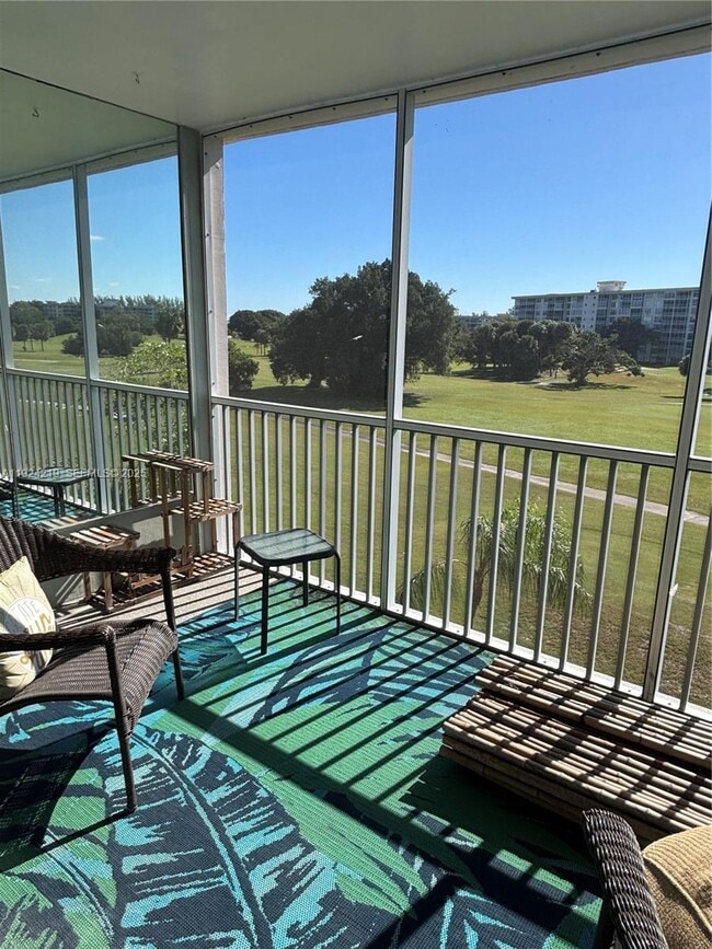 Building Photo - 2900 N Palm Aire Dr