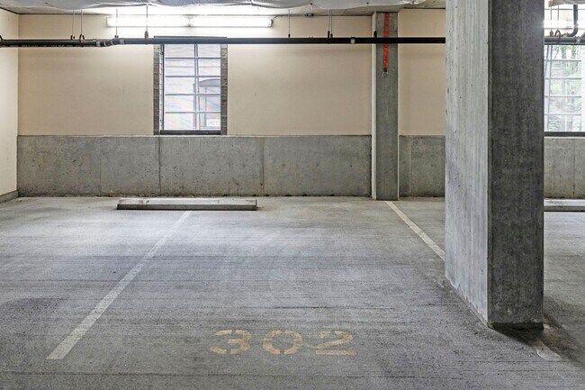 Building Photo - Elizabeth Lofts - 7th floor west facing Pearl District studio w/parking/concierge/most utilities