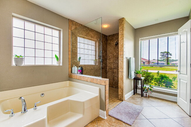 Building Photo - 5 Bed House convenient to Navarre and Hurl...