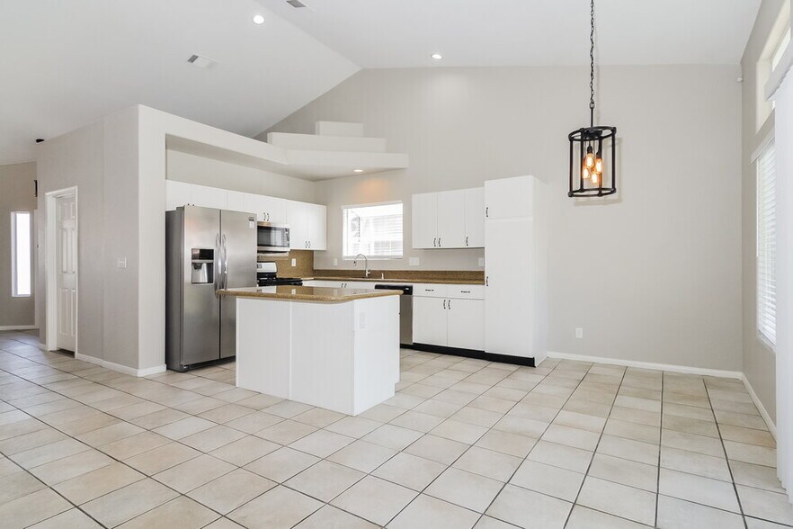 Building Photo - 403 Royal Greens Dr