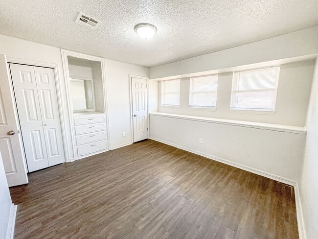 Building Photo - 3108 Longridge Rd