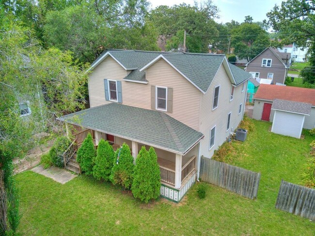 Building Photo - Spacious 5BR Home Near Drake — Porch, Garage & Tons of Space