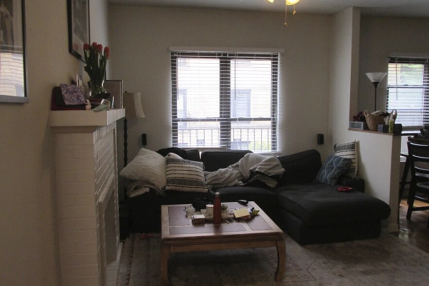 Building Photo - 730 W Roscoe St
