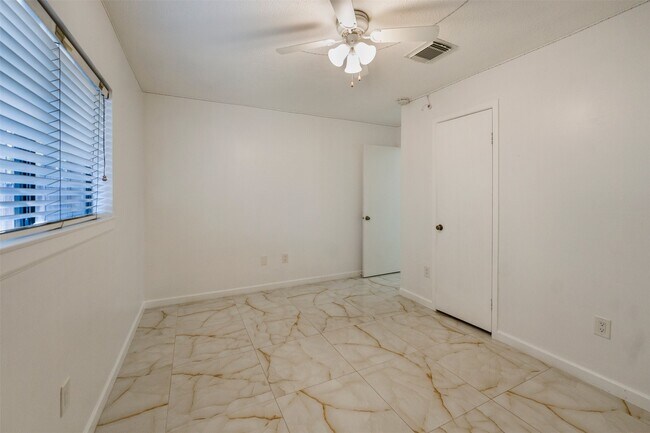 Building Photo - 3203 Golden Willow Dr