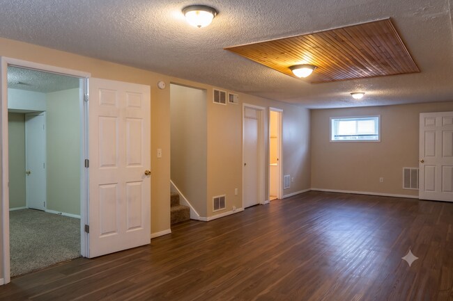 Building Photo - Spacious 3 Bedroom