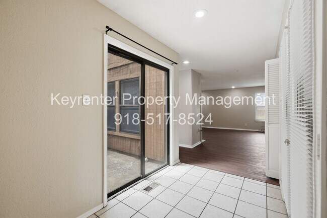 Building Photo - 6506/6508 E 90th St Duplex