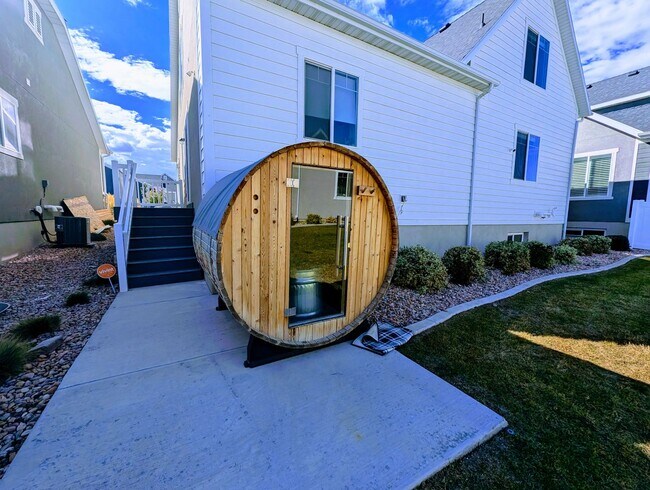 Building Photo - Lovely, spacious, newly built Lehi House!!