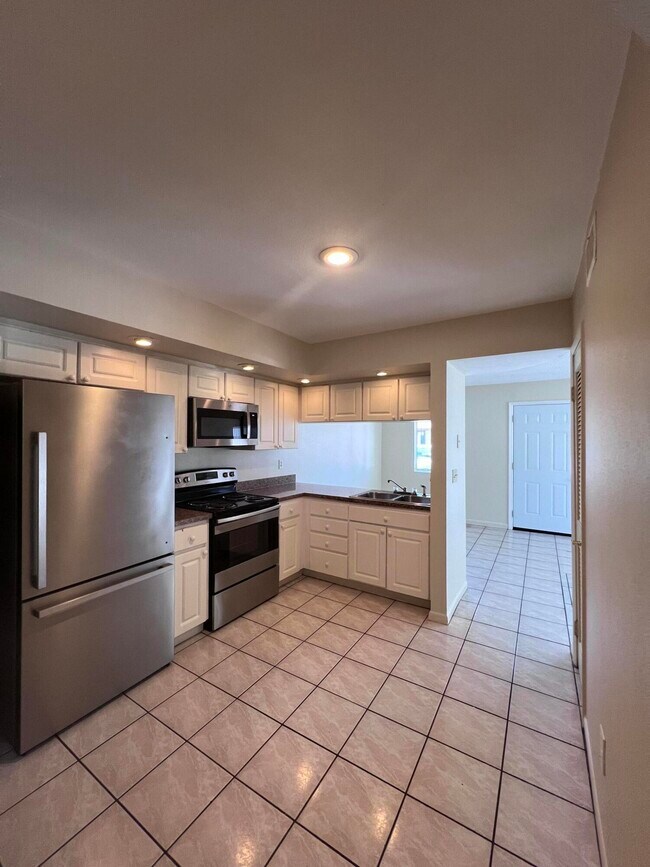 Building Photo - 1050 N Fiske Blvd