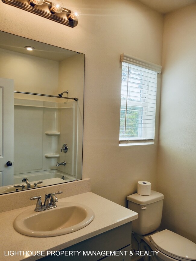 Building Photo - Charming, Newly Built 2 Bed/2.5 Bath Townh...