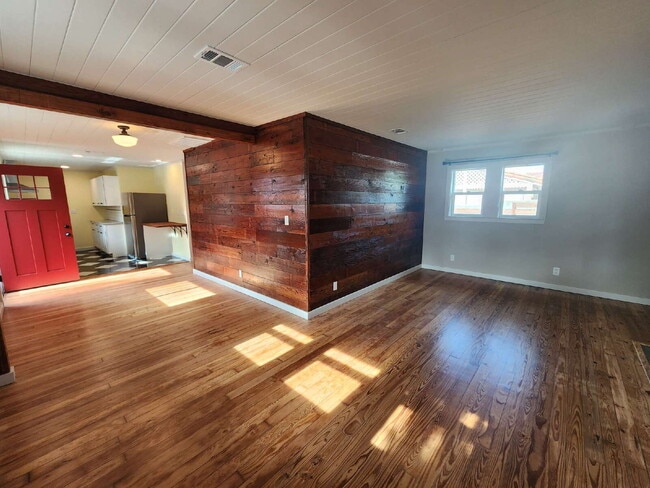 Building Photo - Cozy Craftsman style home!