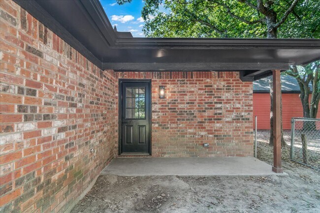 Building Photo - 910 Willow Dr