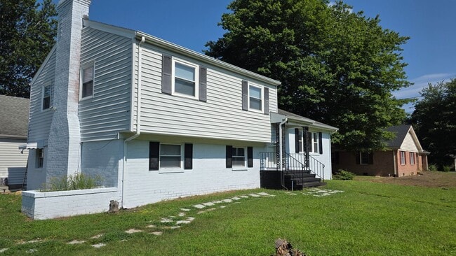 Building Photo - Coming Soon | $2,000/mo | Spacious Split-L...