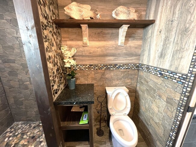 Building Photo - 8824 Tyrone Ave