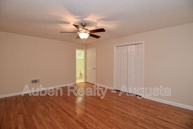 Building Photo - 490 Pheasant Run Dr