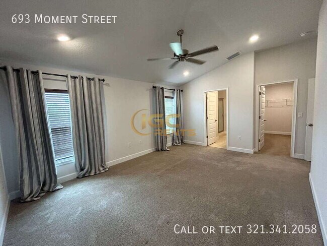 Building Photo - 693 Moment St