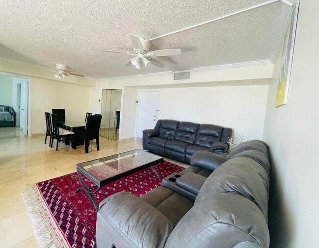 Building Photo - 1237 Hillsboro Mile