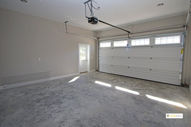 Building Photo - Upscale rental in Harrisonburg!