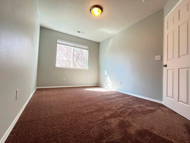 Building Photo - Elegant Arbor Townhome with Open Kitchen, W/D, Patio, and Soaking Tub
