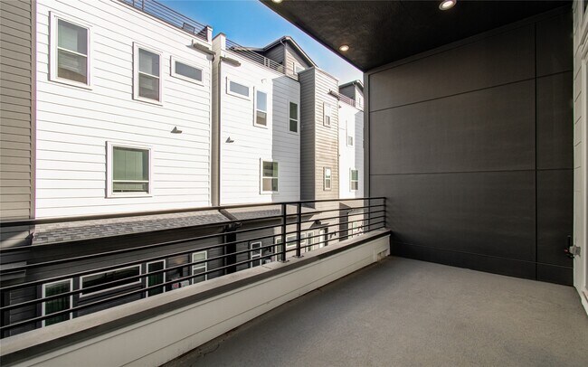 Building Photo - 3032 Lamar St