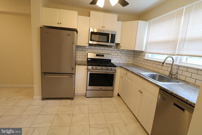 Building Photo - 32 Pin Oak Ln