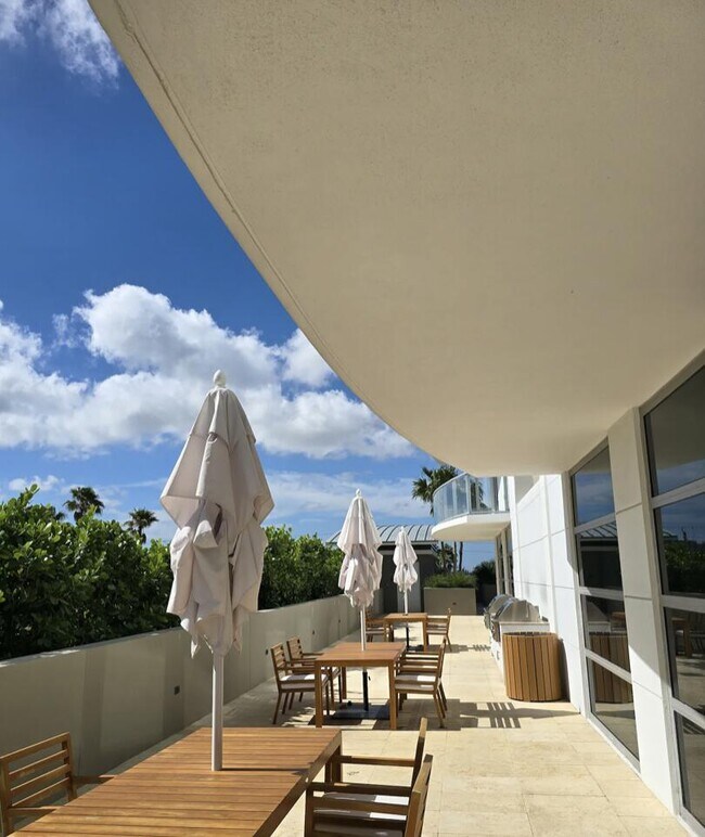 Building Photo - 3100 N Ocean Dr