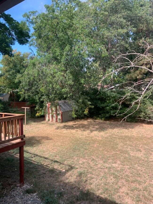 Building Photo - Mid-Town Single Family Home w/ Spacious Fenced Yard