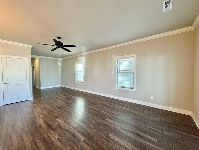 Building Photo - 814 NE Hts Ln